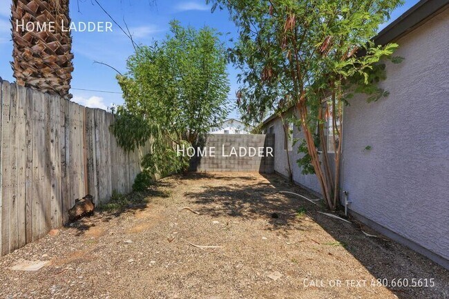 Building Photo - 1724 W Carol Ave