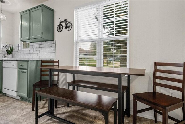 Building Photo - 906 SW Terry Ln