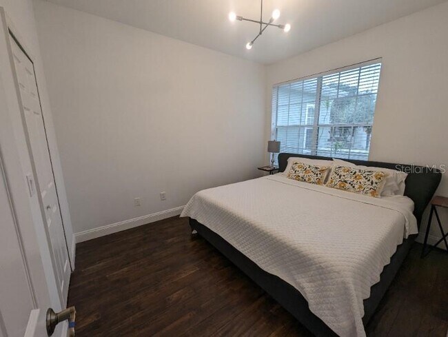 Building Photo - 2142 Park Crescent Dr