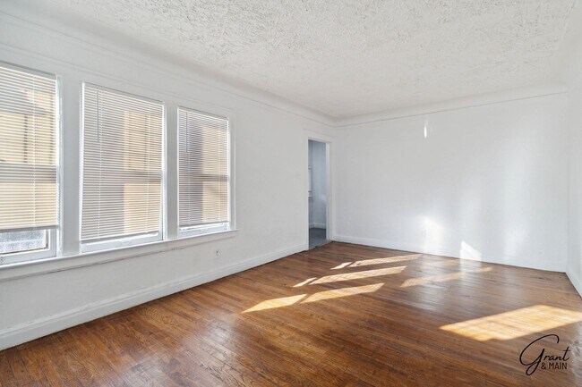 Building Photo - 4 Bedroom 2 Bath $1700