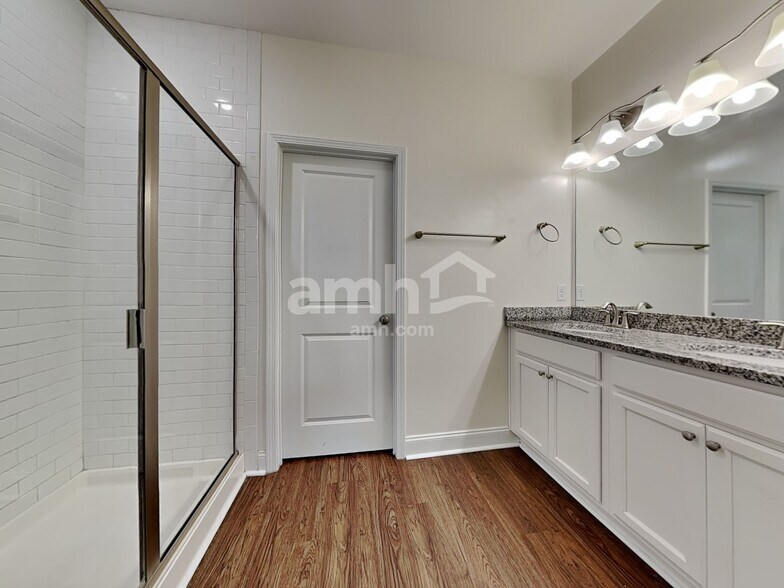 Building Photo - 8 Cherry St