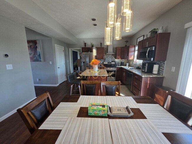 Building Photo - MOVE IN SPECIAL OF THE YEAR! Sign a lease ...