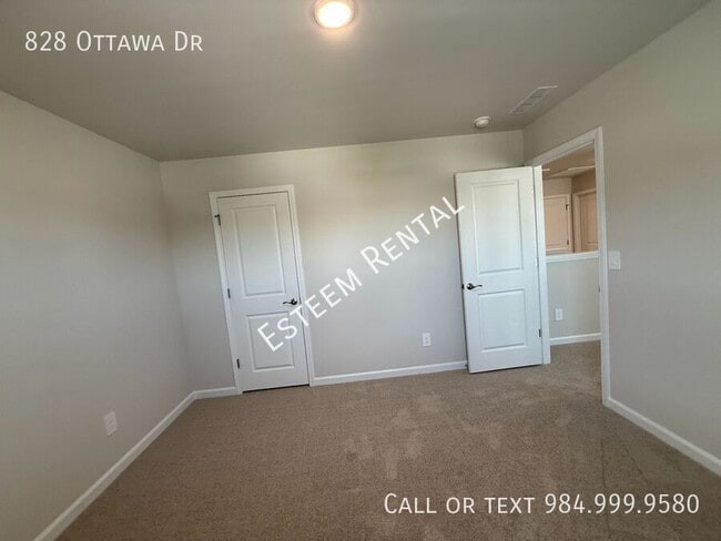 Building Photo - 828 Ottawa Dr