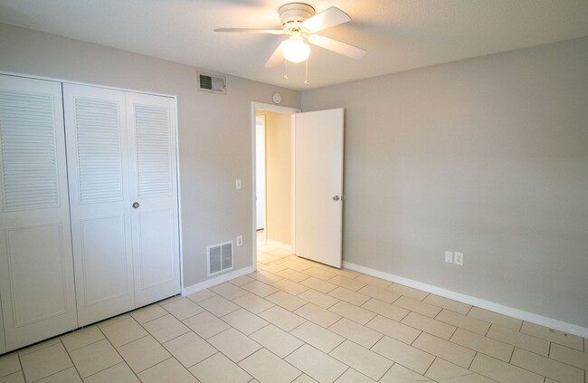 Building Photo - Fantastic 2 bedroom home all tile floors a...