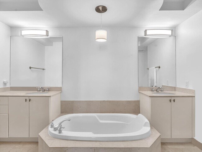 Building Photo - 801 S Olive Ave