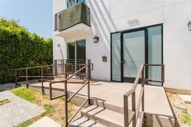 Building Photo - 13551 Burbank Blvd
