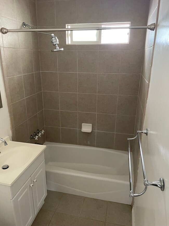 full bath - 1800 Green Ln