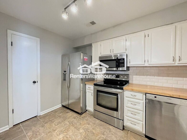 Building Photo - 2421 Sedgewick Dr