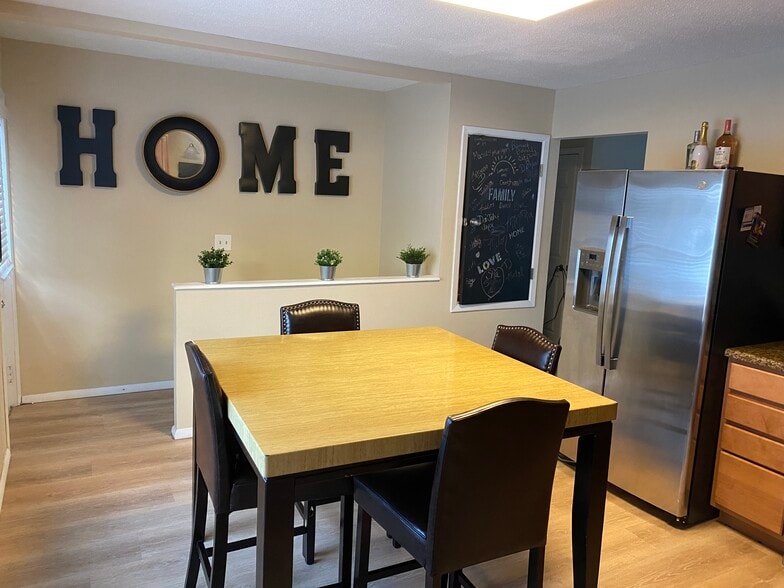 eat in area in kitchen - 602 Woodcrest Blvd