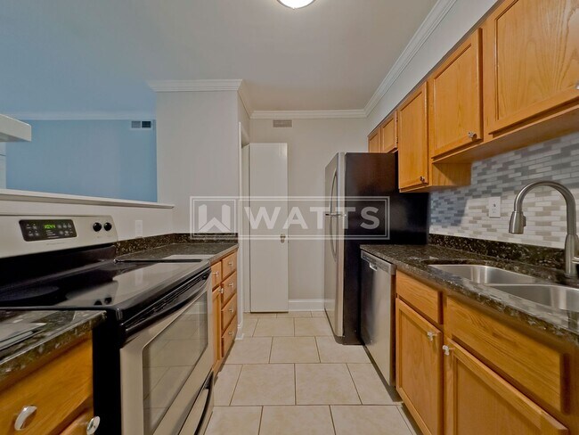 Building Photo - 2-Bedroom Condo - Foxcroft Condos in Homewood.