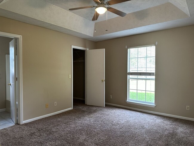 Building Photo - MOVE-IN SPECIAL! 1/2 off first month's ren...