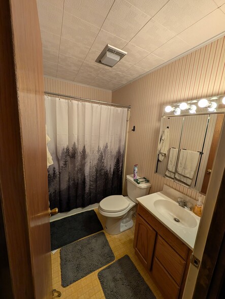 Building Photo - 2832 Creekview Dr