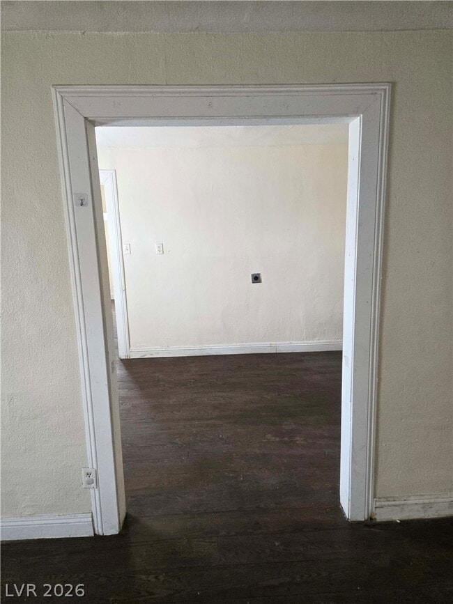 Building Photo - 413 W Van Buren Ave