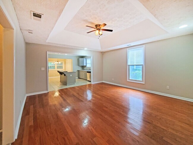 Building Photo - Beautifully Updated 4-Bedroom Home Near Mo...