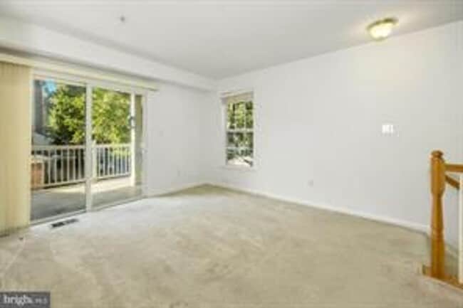 Building Photo - 2 LEVEL CONDO WITH 1 CAR GARAGE, DEN/LOFT ON THE BEDROOM LEVEL, VERY OPEN FLOOR