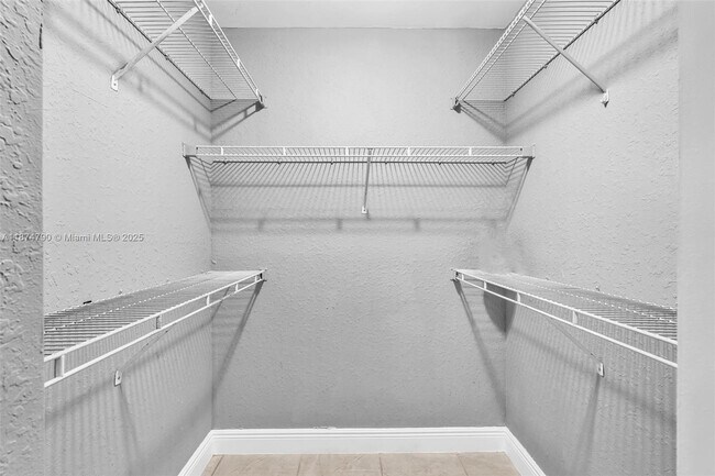 Building Photo - 2890 N Oakland Forest Dr