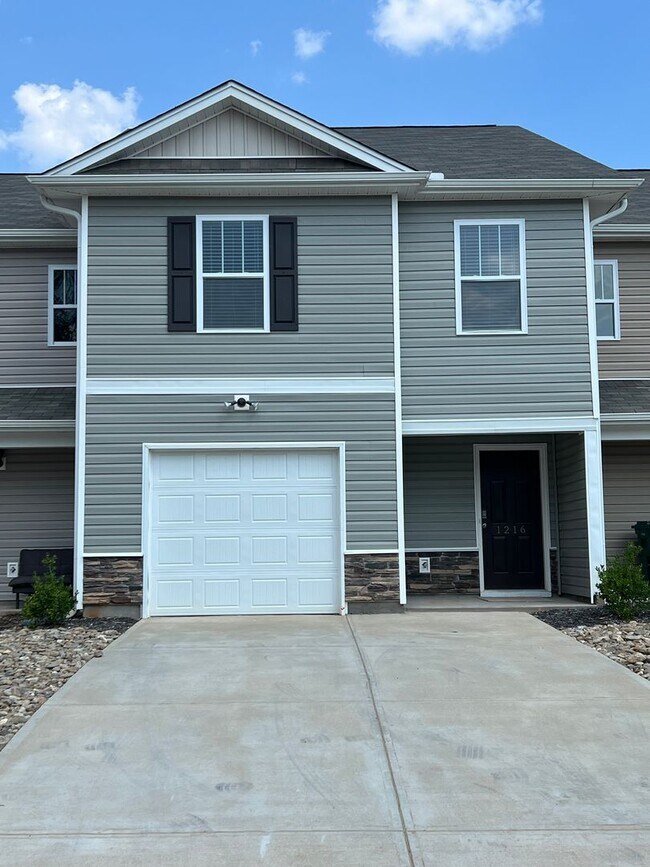 Primary Photo - 4 Bed 2.5 Bath
