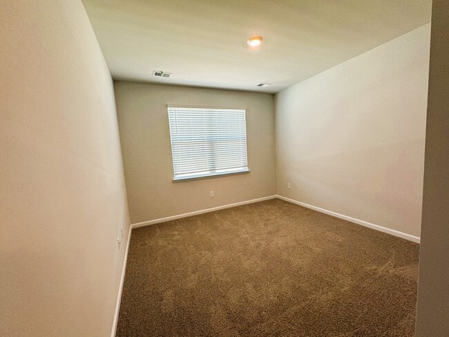 Building Photo - 811 Ireland Dr
