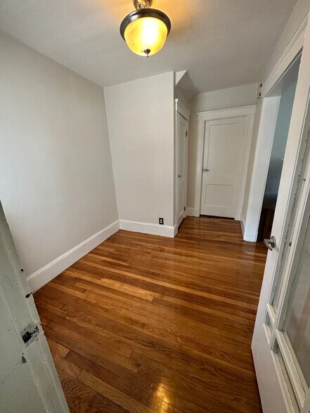 Building Photo - 19 Larose Pl