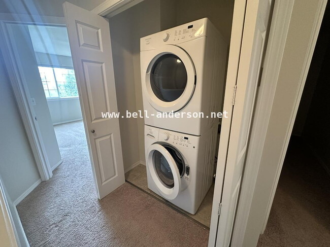 Building Photo - 3 Bedroom Renton Townhome Available NOW!