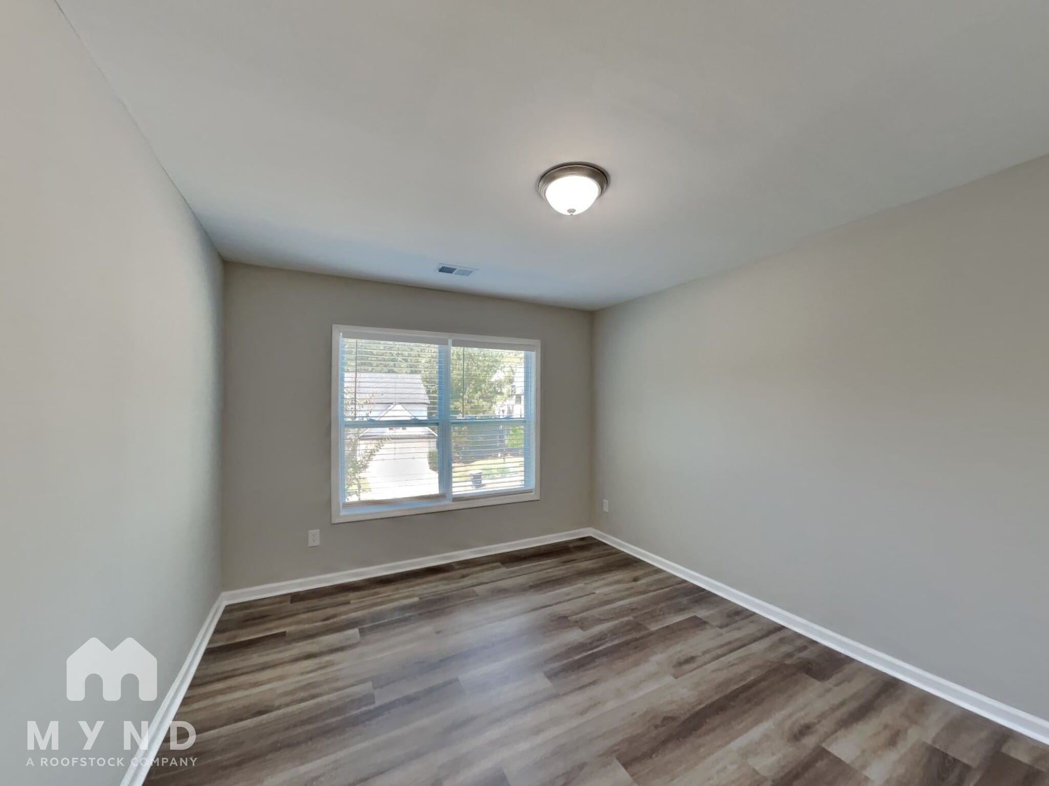 Building Photo - 2250 Village Green Dr