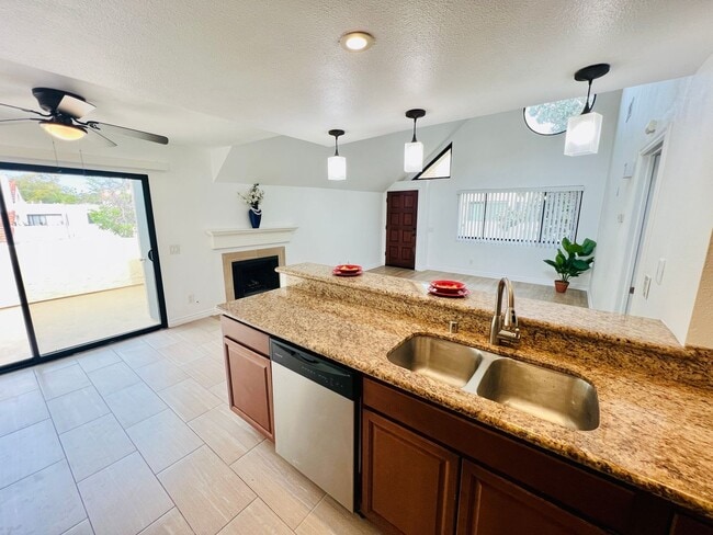 Building Photo - Beautifully Vista Upgraded Upstairs Corner Condo