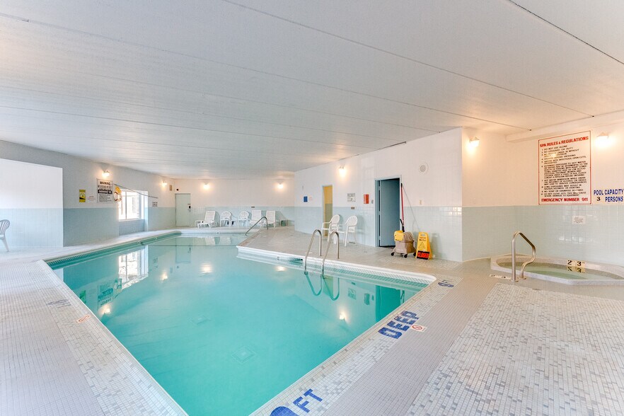 Pool, Jacuzzi, Sauna - 2700 Oxford St N