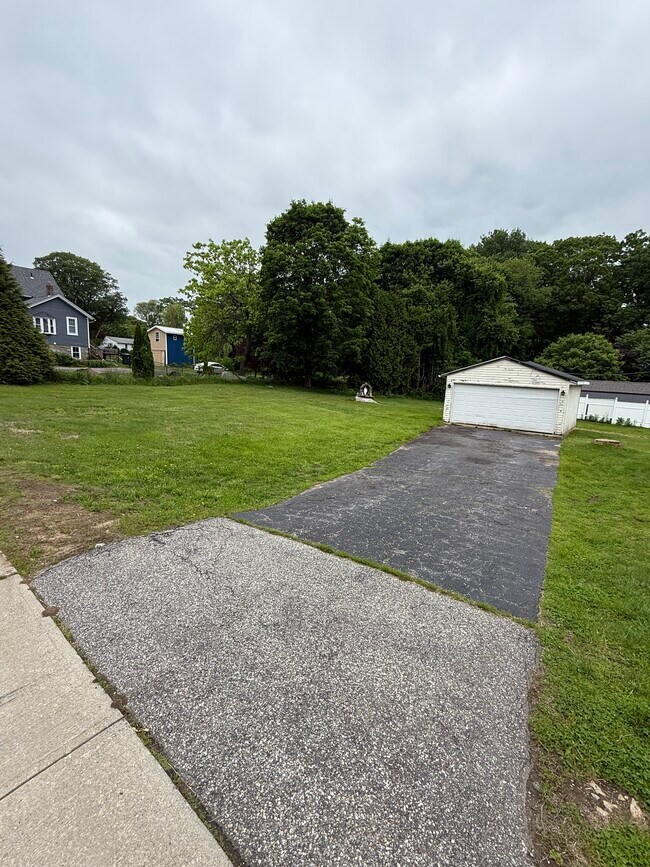 Building Photo - 231 Mansfield Ave