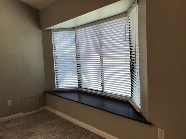 Building Photo - Spacious and Ready to Enjoy in Green Brier! A gated community.