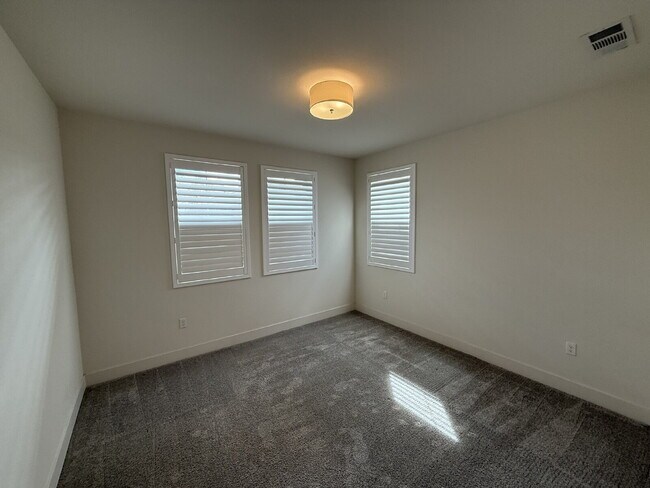 Building Photo - Beautiful 4 Bedroom, 3 Bath Home with Solar in Highly Desired Tracy Hills Community