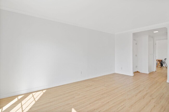 Building Photo - Stylish 1-Bedroom Apartment with Private B...