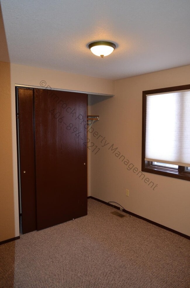 Building Photo - This beautifully maintained 3-bedroom, 2-b...