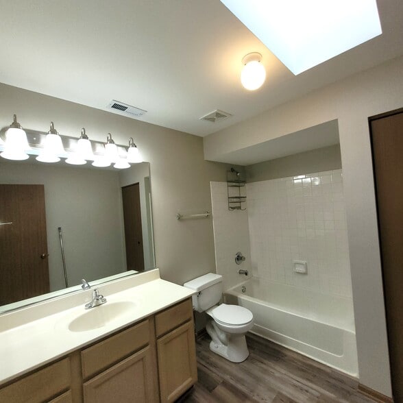 Building Photo - 1934 Heron Ave