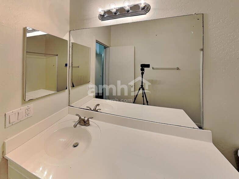 Building Photo - 12725 W Cheery Lynn Rd