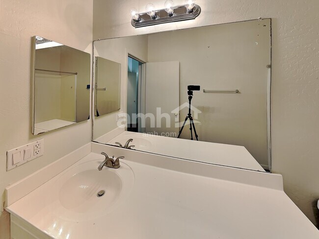 Building Photo - 12725 W Cheery Lynn Rd