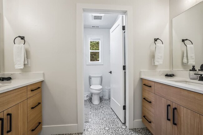 Building Photo - 1013 Yew Wood St