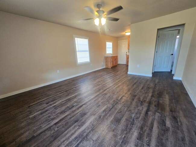 Building Photo - Modest in Mineral Wells