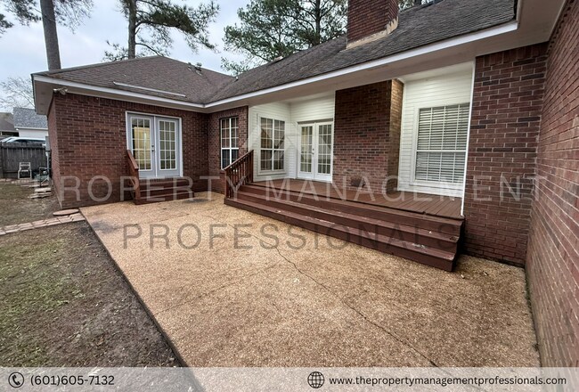 Building Photo - Renovated beauty near the country club and golf course!