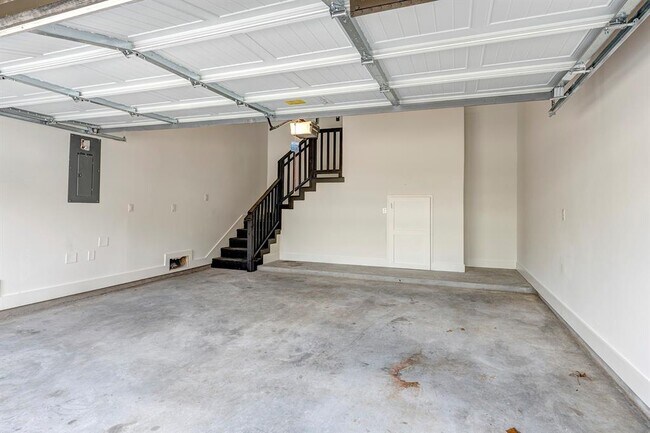Building Photo - 1304 W 23rd St