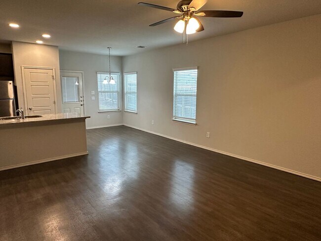 Building Photo - Luxury Townhome