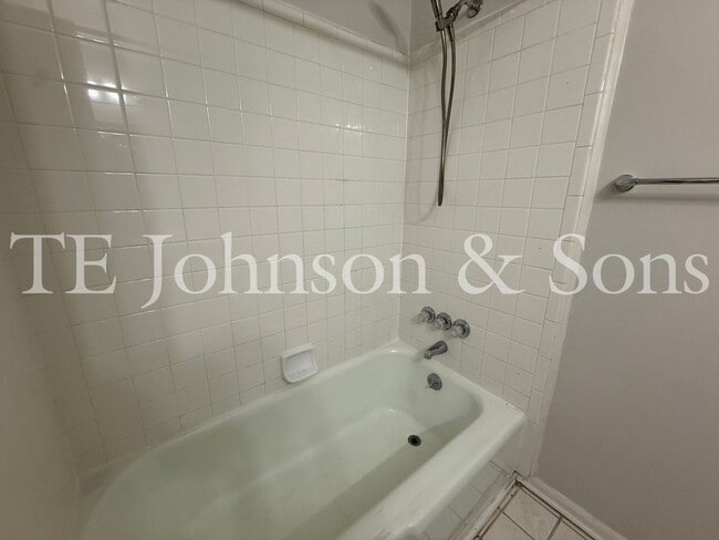 Building Photo - 3BR Home with Stainless Steel Appliances, Hardwood Floors & Carport