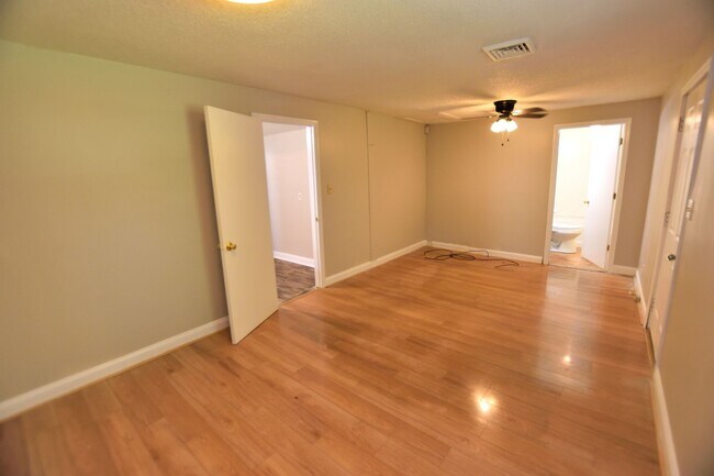 Building Photo - 626 Woodland Ave