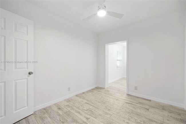 Building Photo - 1041 NE 9th Ave