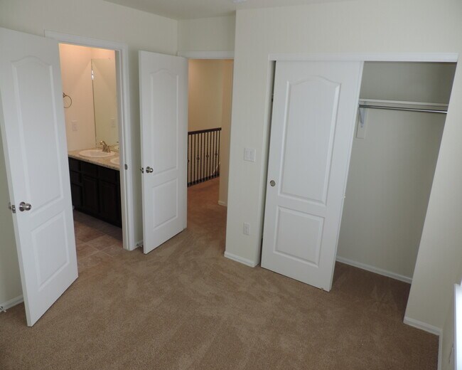Building Photo - Sierra Ridge 4 Bedroom Home (Available Imm...