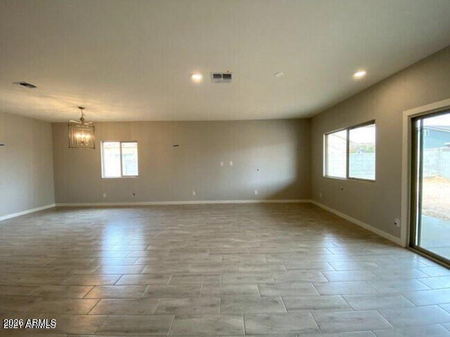Building Photo - 976 E White Wing Dr