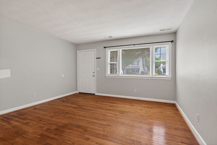 Building Photo - 404 Roselynn Ln