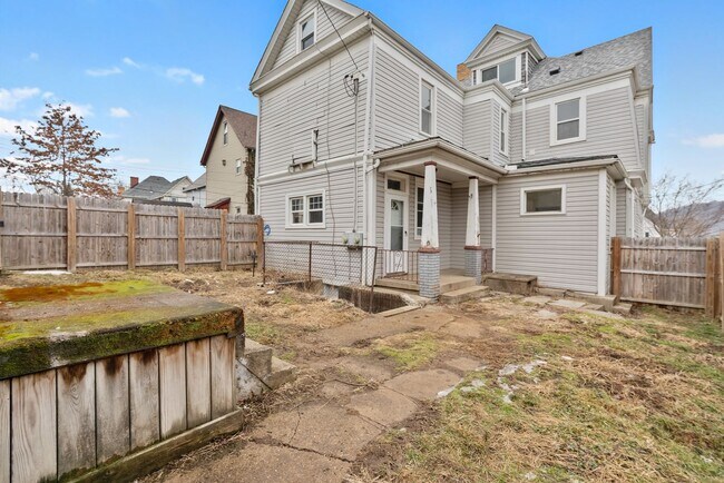 Building Photo - 1528 Ridge Ave