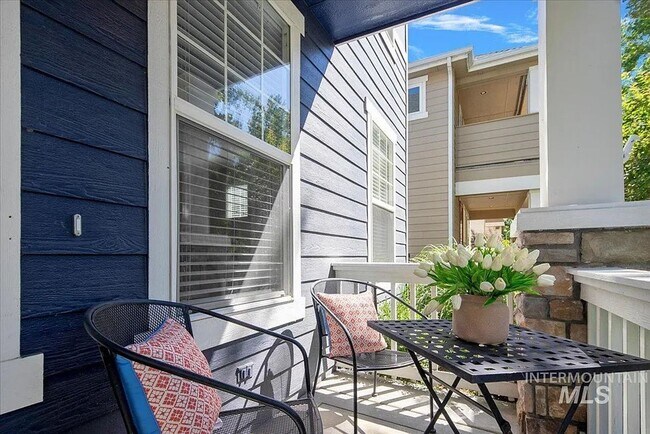 Building Photo - Charming 3 bedroom 2.5 bathroom in Desirable Area!