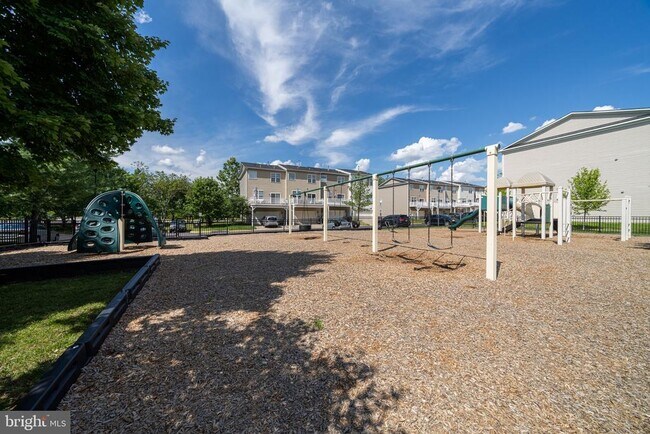 Building Photo - 15970 Greymill Manor Dr