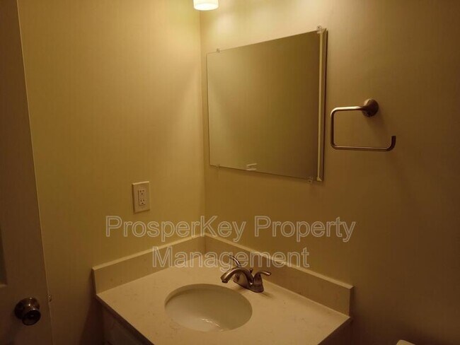 Building Photo - 10 Hidden Valley Ct